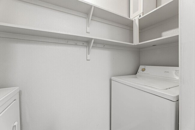Building Photo - Amazing 1 bedroom, 1 bathroom Condo in Montevista!