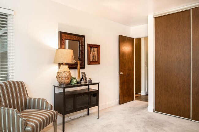 Building Photo - A Spacious 2 bedroom, 2 bathroom Townhouse - Upscale That’s Right On Trend