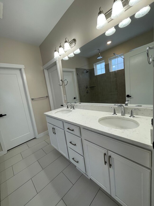 Building Photo - Large Daybreak home!