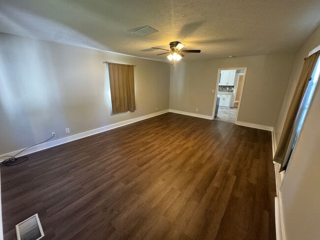Building Photo - Beautiful 3 Bed and 2 Bath Home