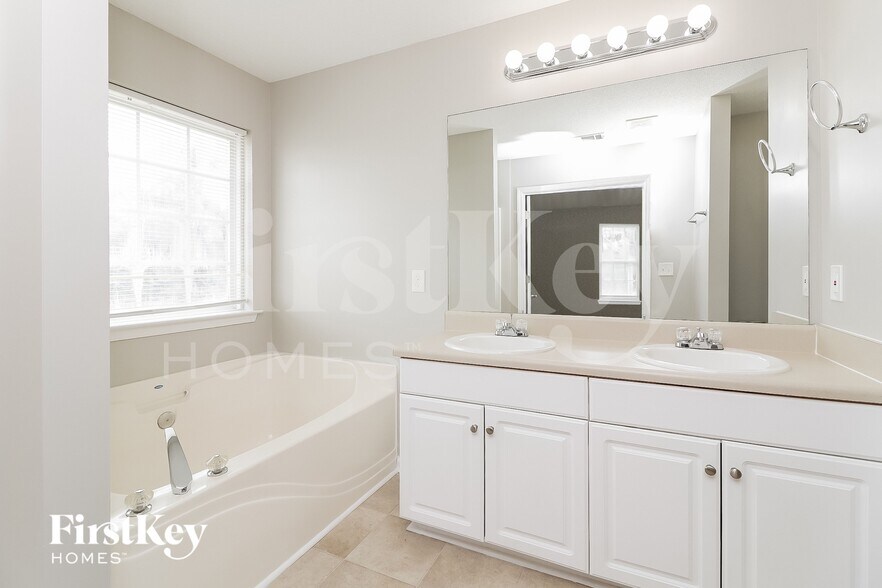 Building Photo - 444 Birchwood Dr