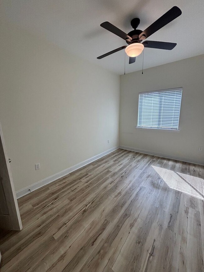 Building Photo - Brand New 3 Bedroom, 2 Bathroom Duplex in ...