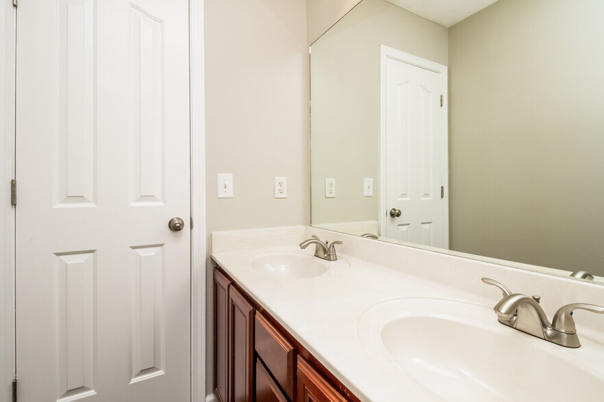 Building Photo - 3011 Ace Wintermeyer Dr