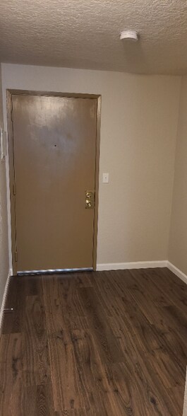 Building Photo - 1625 Kent Des Moines Rd