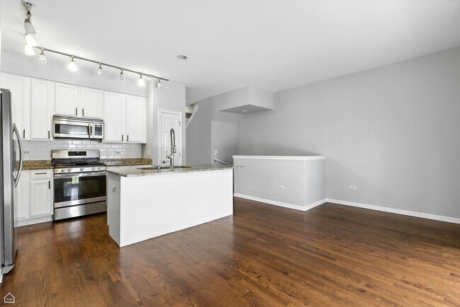 Building Photo - 346 E 25th Pl