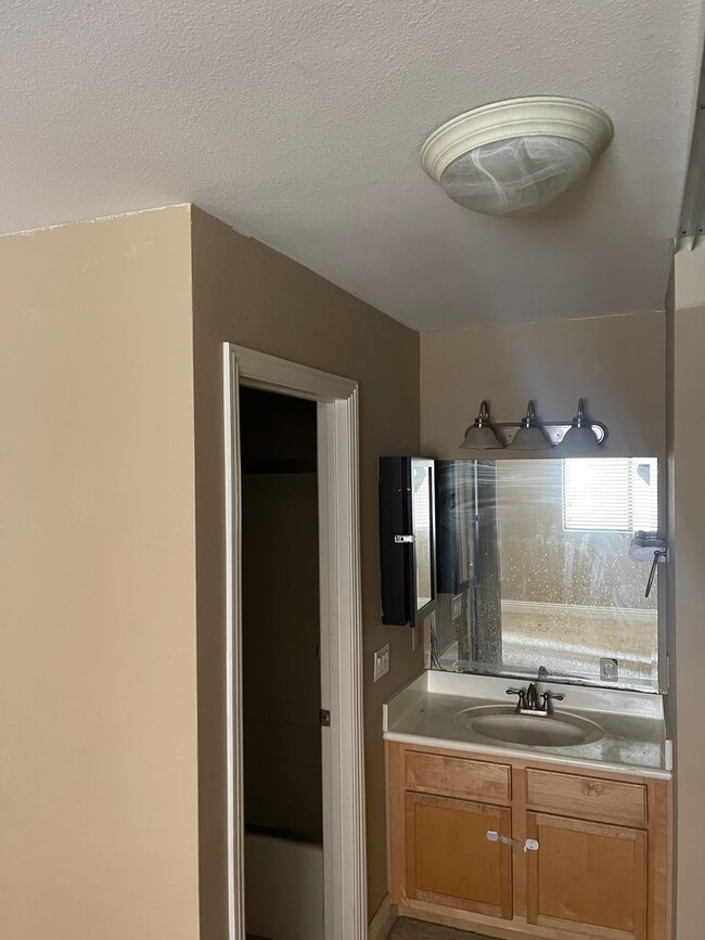 Building Photo - 1 bedroom 1 bath apartment in Miramesa FOR...