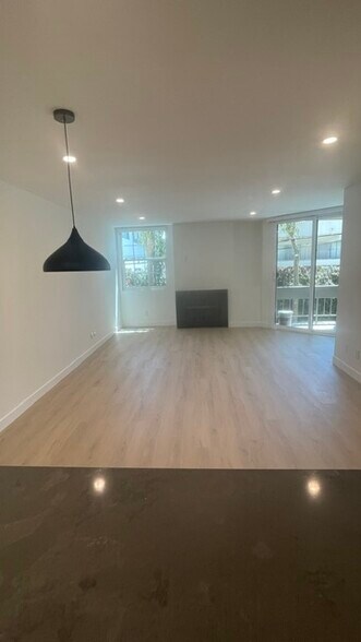 Building Photo - 740 N Kings Rd