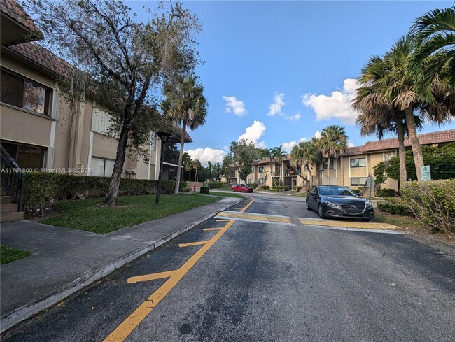 Building Photo - 310 Lakeview Dr