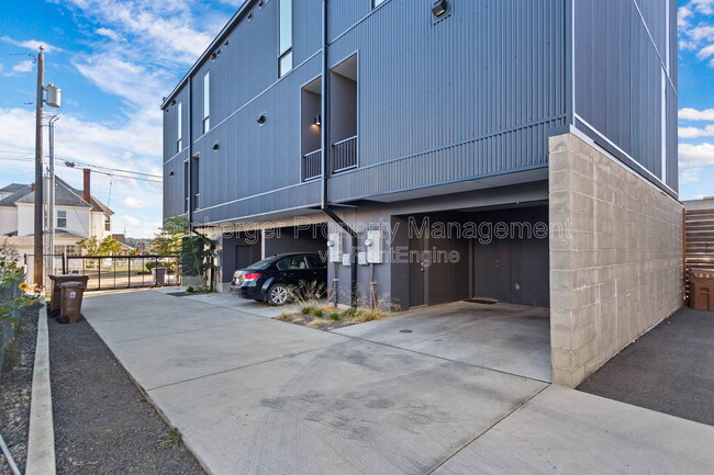 Building Photo - 1860 N Hamilton St