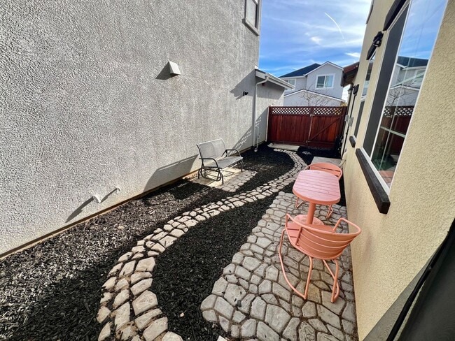 Building Photo - Lovely East Garrison 3 bedroom 2.5 bathroo...