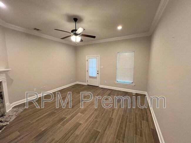 Building Photo - 6212 Lake Edge Dr