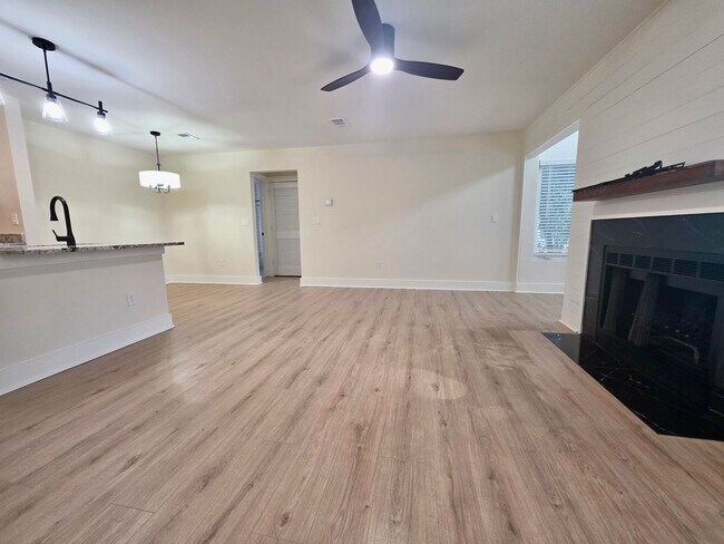 Building Photo - Newly renovated 2 bedroom + flex space in ...