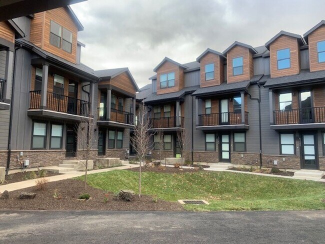 Building Photo - 3 Bed/3 Bath Modern and Luxurious Townhome in NE Bend