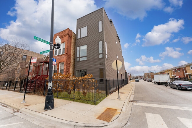Primary Photo - 2437 W Jackson Blvd