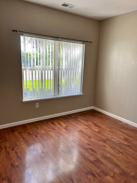 Building Photo - 5225 White Willow Dr