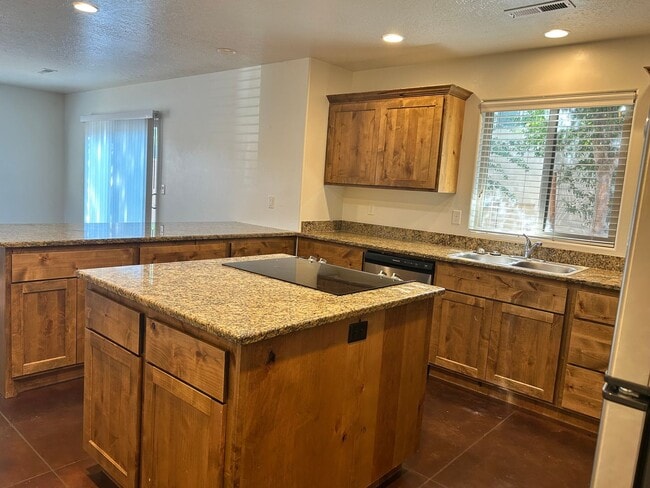 Building Photo - Dog Friendly 4 Bedroom Townhome. $200 First Full Month's Rent!