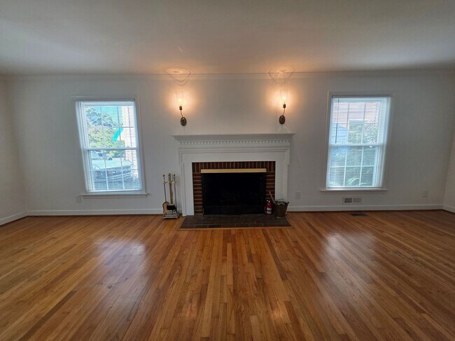 Building Photo - Larchmont