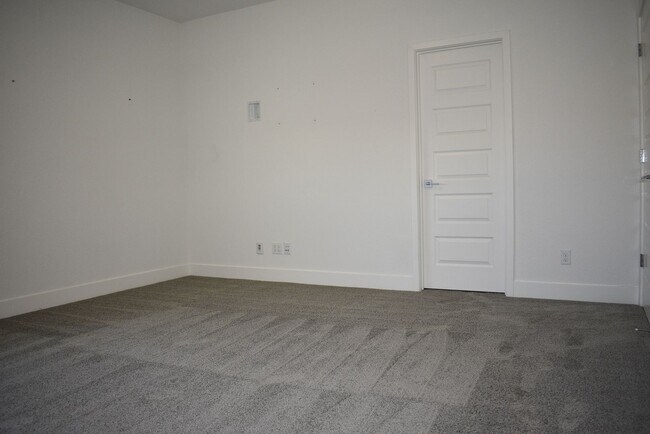 Building Photo - 6000 Danwood Dr