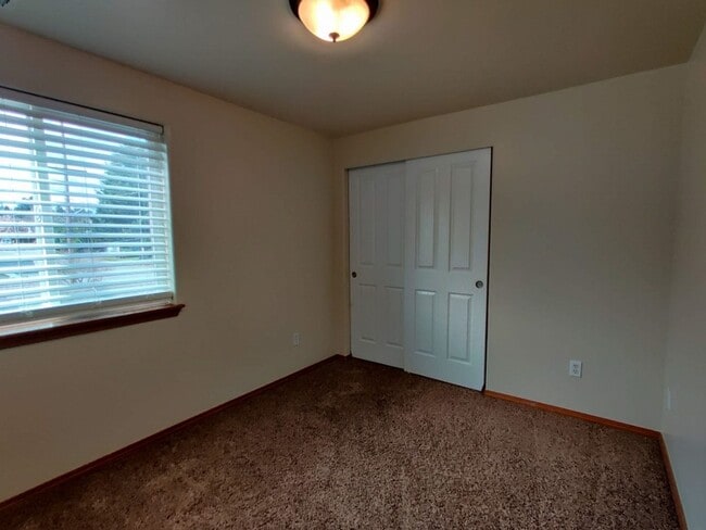 Building Photo - Tumwater Hill Town Home