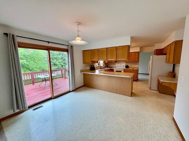 Building Photo - 565 Ironwood Way