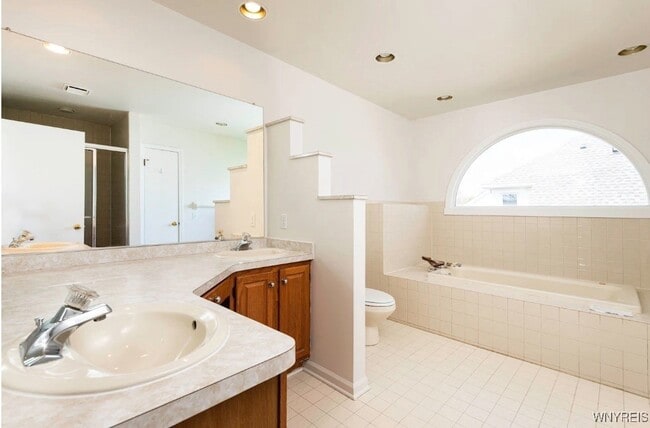 Building Photo - 70 Hobnail Dr