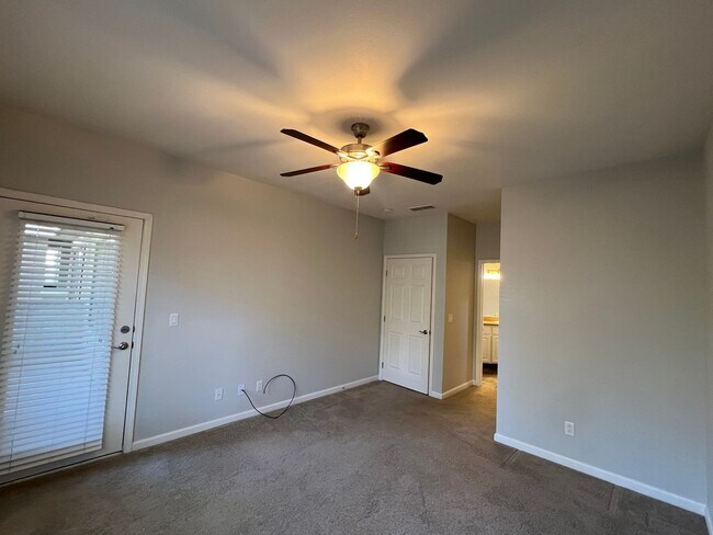 Building Photo - Beautiful 2-bedroom, 2 bath Condo in Gated...