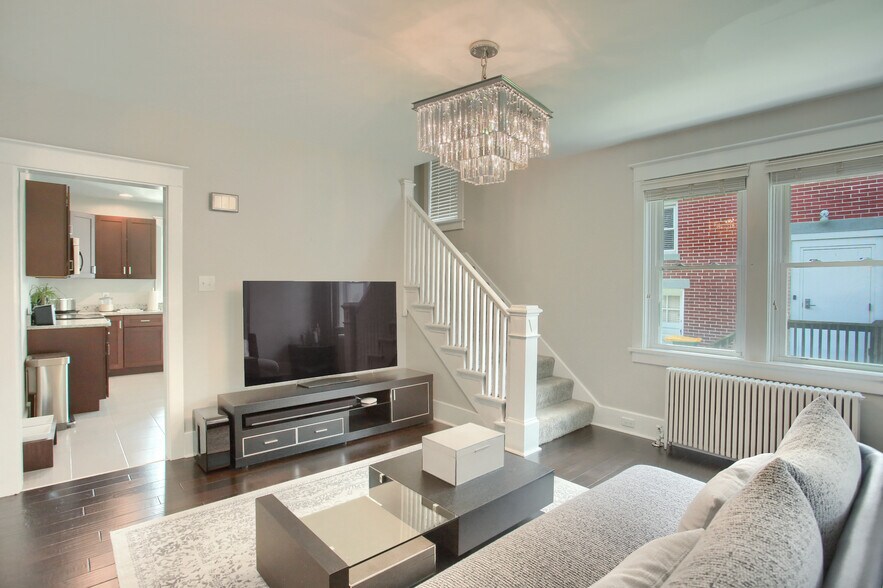 Building Photo - 144 W Chocolate Ave