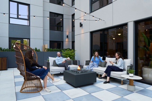 Building Photo - Porter