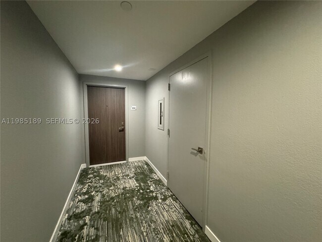 Building Photo - 2555 Collins Ave