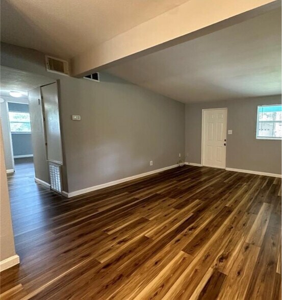 Building Photo - 3805 7th Ave W