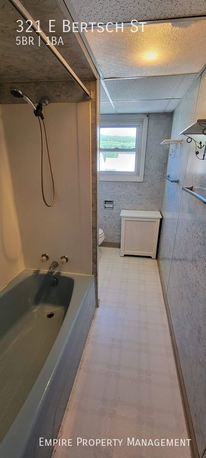 Building Photo - 5 Bedroom / 1.5 Bath Home in Lansford!