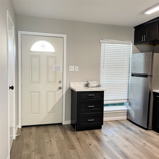 Building Photo - 8718 Victorian Village Dr