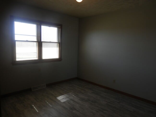 Building Photo - 3 Bed 2 Bath Farmhouse!