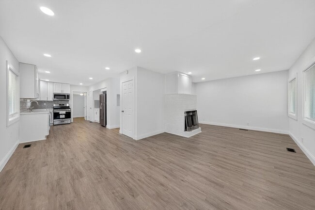 Building Photo - 706 S 15th St