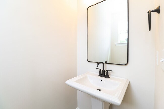 Building Photo - Beautiful 3BR 3.5BA Townhome w/ Full Appliance Kitchen - Garage Parking in West End