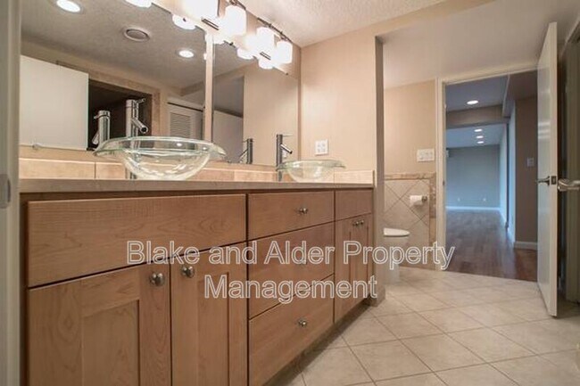 Building Photo - 4330 SW Council Crest Dr