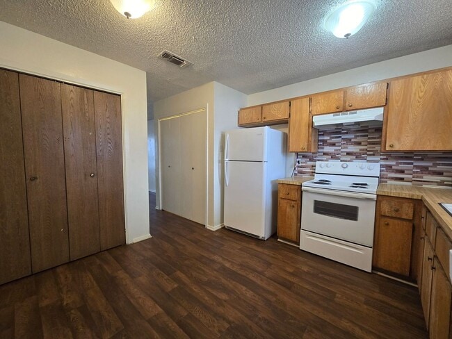 Building Photo - SECTION 8 ACCEPTED & RENT REDUCTION - COMING SOON!
