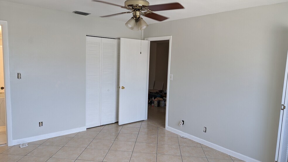 Master & Closet - 3777 NW 78th Ave