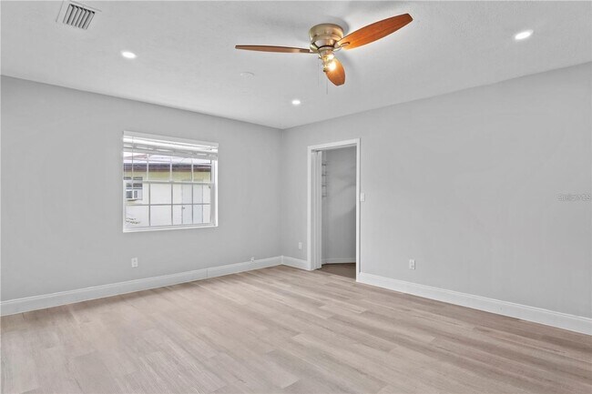 Building Photo - 904 Carvell Dr