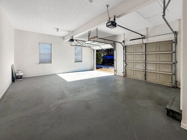 Building Photo - Beautifully Updated 3-Bedroom Home on 1.1 Acres in Gainesville