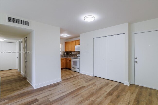 Building Photo - 8870 Fontainebleau Blvd