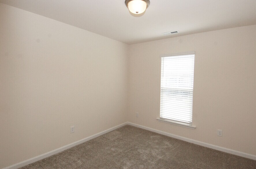 Building Photo - 331 White Oak Ridge Dr