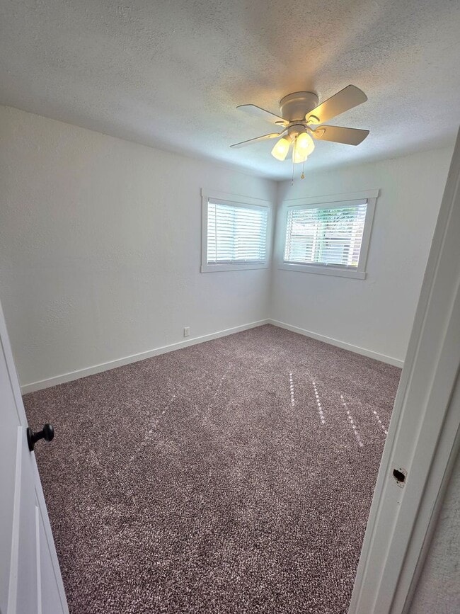 Building Photo - SINGLE LEVEL UPDATED 2 BED 1 BATH HOUSE