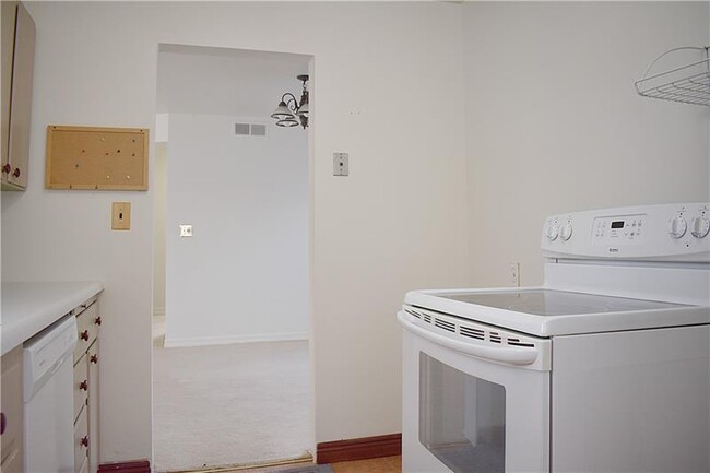 Building Photo - 100 Primrose Ave