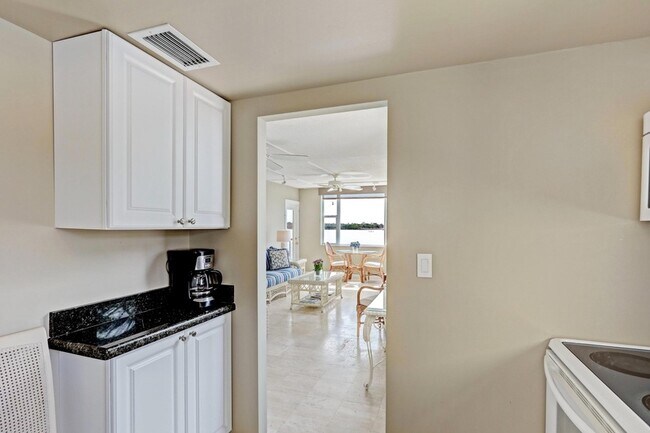 Building Photo - 1820 New Palm Way