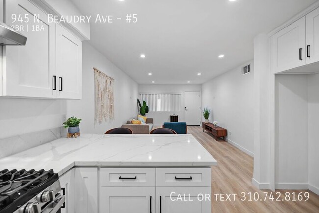 Building Photo - Fully Renovated Top Floor 2b1b With Air Co...