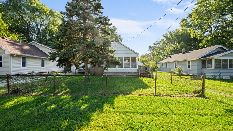 Front yard - 1001 Patchen Rd