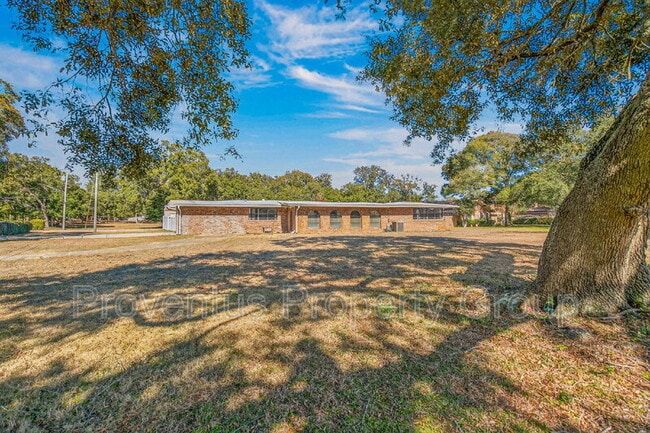 Building Photo - 8 Manor Dr