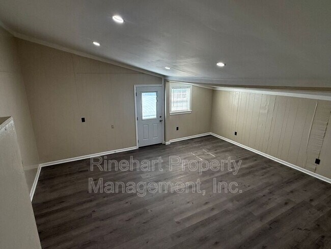 Building Photo - 242 S Cherry Rd