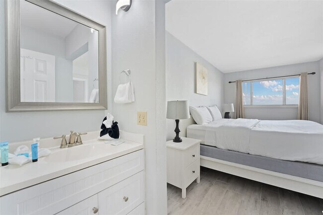 Building Photo - 8743 Thomas Dr